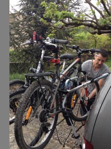 Préparatifs sous la pluie 