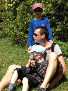 2 ti-gars avec leur Papa