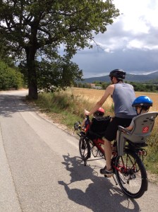 Un devant, un derrière et deux dans une carriole...