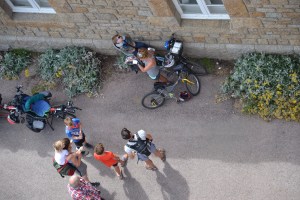 Blandine en pleine conférence de presse au pied du Phare du Cap Frehel 