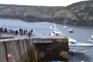 Il a fallu alléger les vélos, désattelerla carriole et compter sur l'extreme gentillesse des marins pour embraquer la tribu et ses montures!