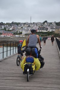 Les 3 ti-gars rient à se faire pipi dessus en regardant cette photo...