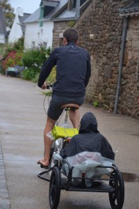 La tribu à roulettes a échangé son attelage pour un mode de transport local